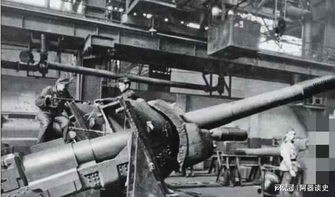 SU-152的成功不仅是它的火炮粗装甲厚而是因为它能消灭对方
